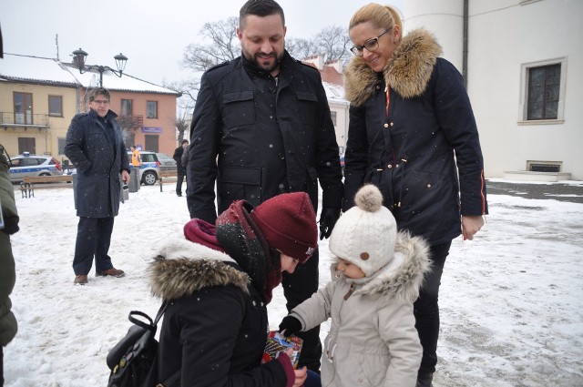 2,5-roczna Lena Zyzman z Szydłowca także wsparła Orkiestrę. Tu w Rynku Wielkim z rodzicami: mamą Barbarą i tatą Jackiem.