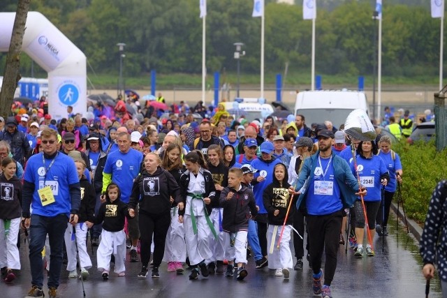 Już po raz ósmy ulicami Torunia przeszli uczestnicy marszu z kijkami, który organizuje Fundacja NEUCA dla Zdrowia. W tym roku przygotowano jedną trasę o długości 7,3 km. Uczestnicy mogli zadbać o swoją kondycję oraz wesprzeć akcję charytatywną, gdyż za każdy przebyty przez jednego uczestnika kilometr marszu, Fundacja NEUCA dla Zdrowia przekaże 2 złote na szczytny cel. W tym roku zebrane środki zostaną przeznaczone na zakup sprzętu ortopedycznego i rehabilitacyjnego dla dzieci oraz seniorów z Torunia. Na mecie marszu, którą - podobnie jak start - wyznaczono na Błoniach Nadwiślańskich - na uczestników czekały bezpłatne atrakcje sportowe i prozdrowotne.