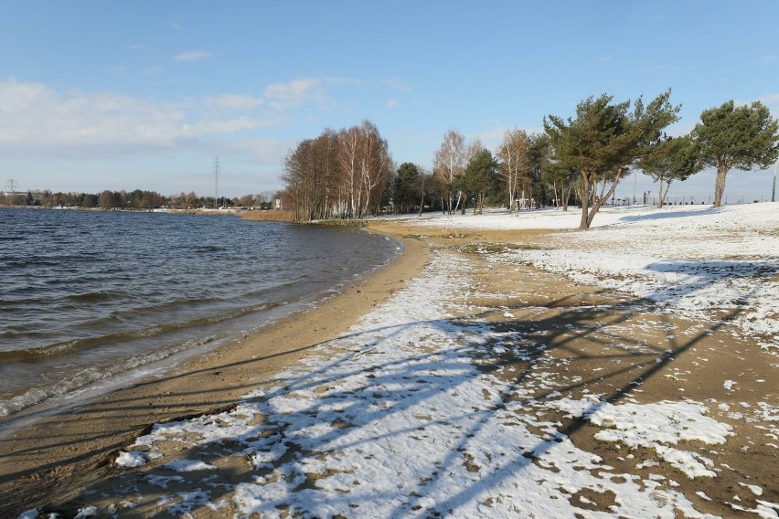 Jezioro Pławniowickie w zimowej szacie zachwyca. Zobaczcie...