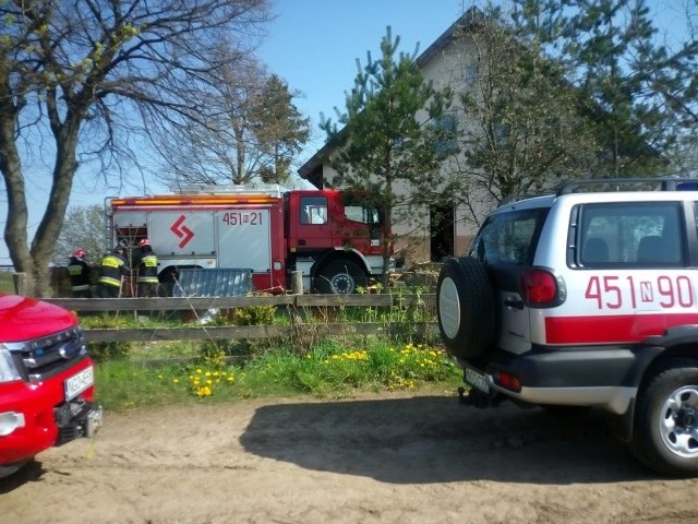 Pożar jeszcze przed przybyciem zastępów straży ugasił mieszkający po sąsiedzku strażak ochotnik. Niestety, na łóżku znalazł on zwęglone zwłoki 66-letniego mężczyzny.