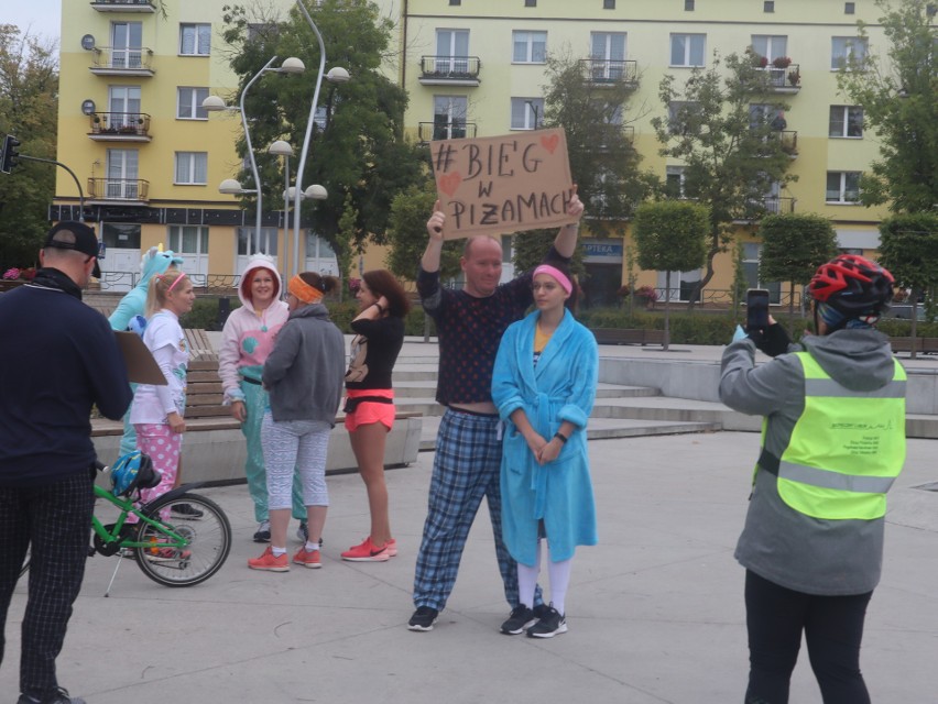 Niecodzienny bieg w Świdniku. Mieszkańcy wskoczyli w piżamy i pobiegli charytatywnie. Zobacz zdjęcia