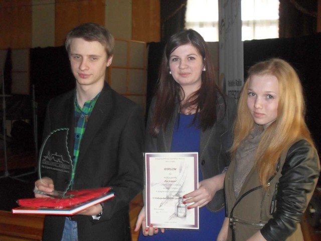Grzegorz Bednarz, Dominika Szewc i Ewelina Grabiec z nagrodą dla Post Scriptum.