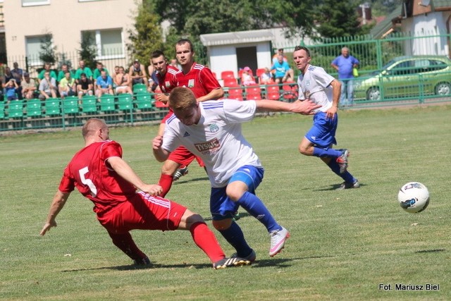Piłkarze Sokoła Nisko (w czerwonych koszulkach) w meczu półfinału Pucharu Polski zmierzą się z rezerwami Stali Stalowa Wola.  