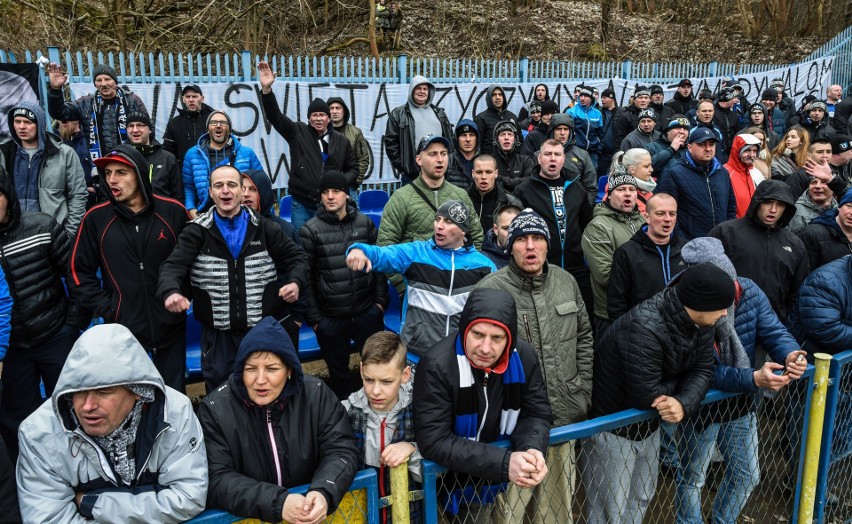 Ponad pół tysiąca kibiców obserwowało spotkanie A klasy...