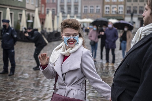 Od soboty na terenie całego kraju obowiązują zasady z żółtej strefy, czyli m.in. obowiązek noszenia maseczek na otwartej przestrzeni, a także zakaz dużych zgromadzeń powyżej 100 osób. Na ten sam dzień tzw. "antycovidowcy" zaplanowali Marsze o Wolność w kilku miastach, w tym w Poznaniu.Kolejne zdjęcie >>>