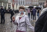 Marsz o Wolność antycovidowców w Poznaniu. Krzyczeli, że nie wierzą w pandemie koronawirusa i żądają zniesienia obostrzeń