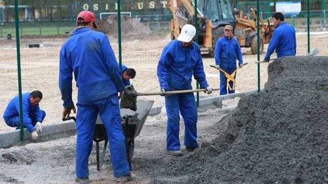 Chińscy robotnicy budują w Ustce kompleks boisk Orlik 2012. 