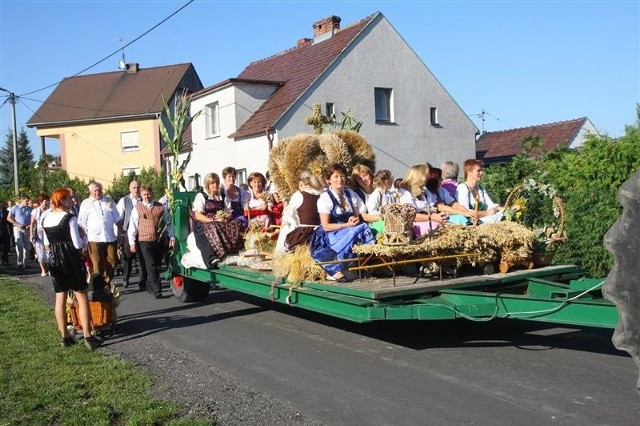 Korowód dożynkowy w Szczepanowicach.