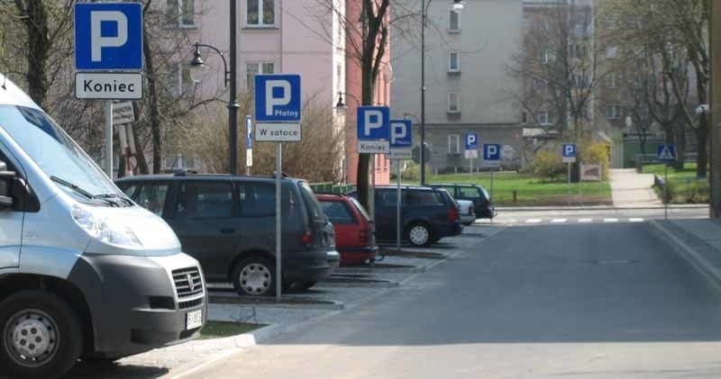 Las znaków "parking" przy ul. Białej. Czyżby kolejna wpadka drogowców?