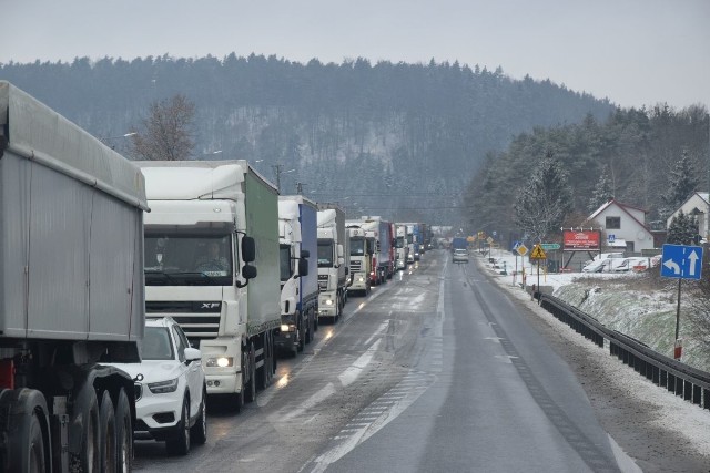 Gigantyczny korek na 74 w okolicach Miedzianej Góry