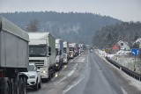 Kwietniowy atak zimy w Świętokrzyskiem. Ślisko, wiele kolizji, zablokowane drogi. Zobaczcie zdjęcia