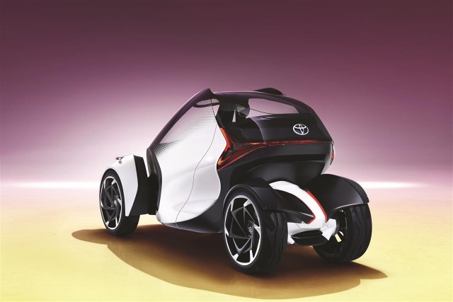 Prezentowany po raz pierwszy na tegorocznym salonie samochodowym w Genewie pojazd i-TRIL Concept to 3-miejscowy mikrosamochód z silnikiem elektrycznym, który będzie mógł poruszać się bez udziału kierowcy.Fot. Toyota