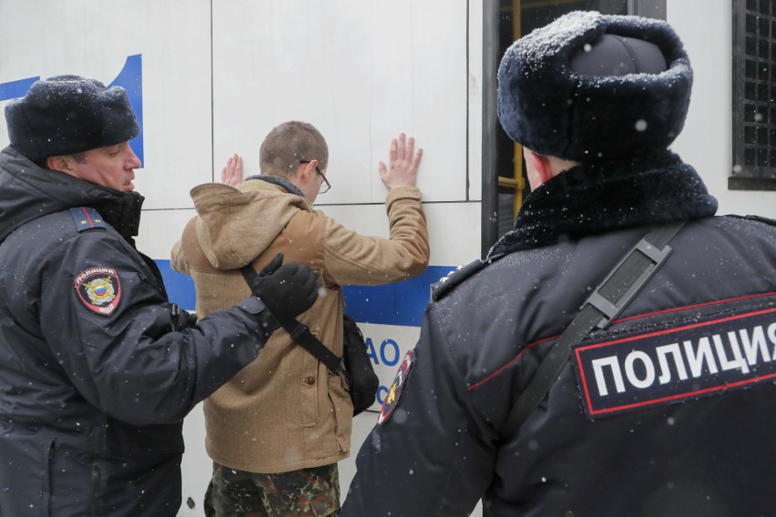 Rosyjscy policjanci zatrzymują jednego z demonstrantów