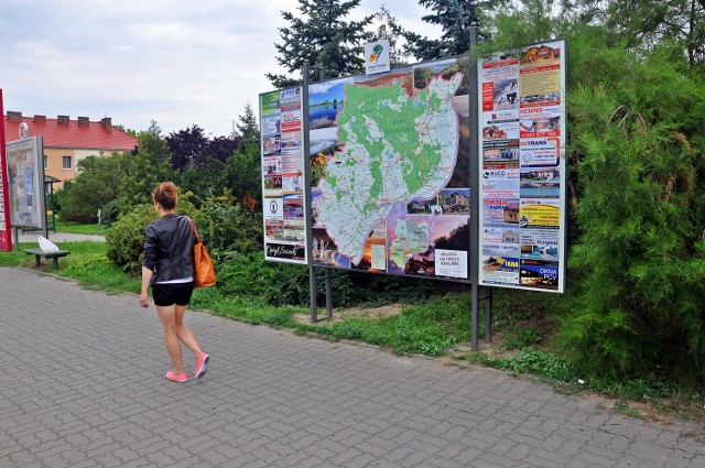 W parku naprzeciw dworca mapa powiatu świeckiego zastąpiła planszę z wyblakłym rozkładem ulic Świecia