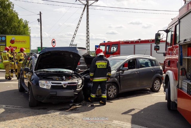 W czwartek, o godz. 12.30, strażacy z OSP Knyszyn otrzymali zgłoszenie o wypadku drogowym na głównym skrzyżowaniu w Knyszynie. Zdjęcia pochodzą z fanpejdża OSP Knyszyn