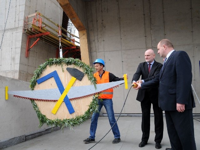 Wiechę nad salę koncertową "wciągnęli" marszałek (od prawej) marszałek Piotr Całbecki i prezydent Torunia Michał Zaleski. Już za rok zaplanowano otwarcie kompleksu