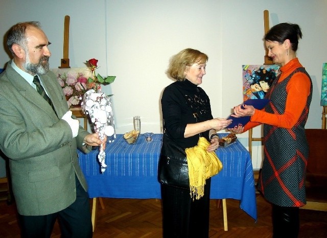 Grażynie Potockiej  gratulowali Anna Wieczerzyńska (z prawej) i Waldemar Gołdziński  