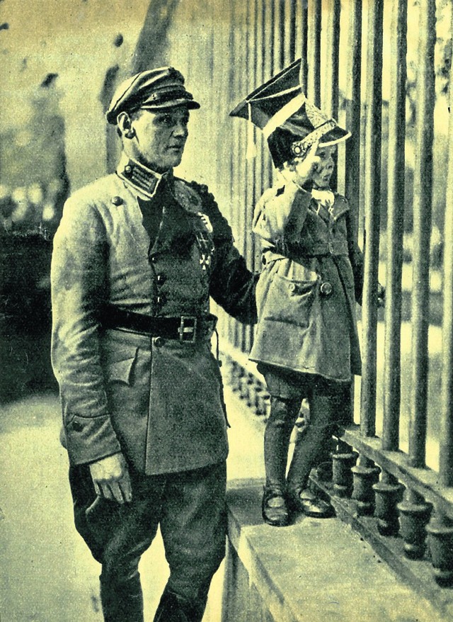 Janusz Brochwicz-Lewiński ze swoim ojcem przed Belwederem
