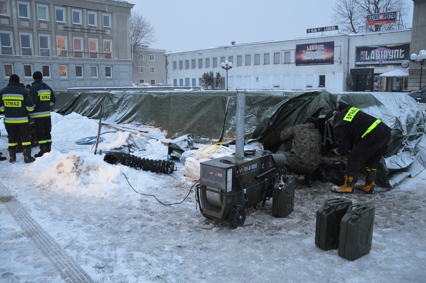 Żołnierze Terytorialnej Służby Wojskowej rozmrażają w Stalowej Woli sztuczne lodowisko przed przysięgą wojskową