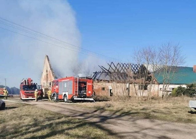 Ogień zniszczył budynek gospodarczy