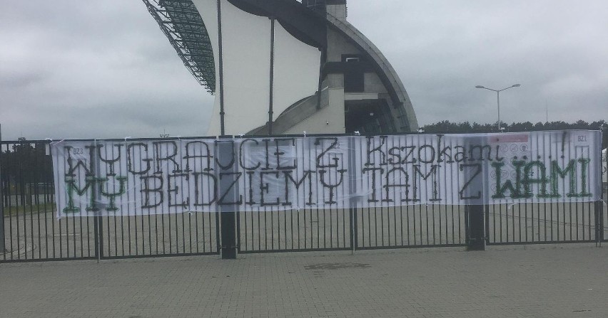 Napis na ogrodzeniu stadionu w Stalowej Woli jasno dowodzi,...