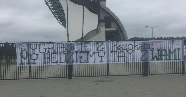 Napis na ogrodzeniu stadionu w Stalowej Woli jasno dowodzi, że piłkarze Stali będą mogli liczyć na doping w Ostrowcu