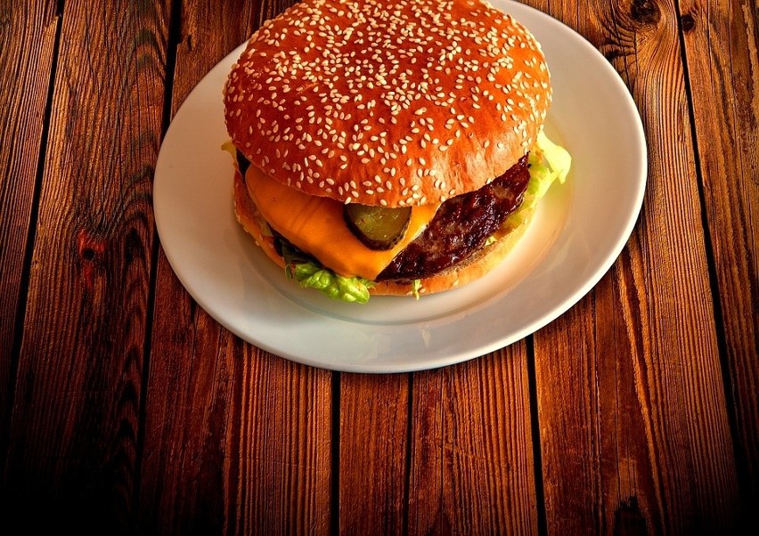 hamburger: 100 gramów - 300-500 kcal