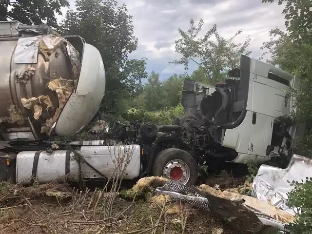 Do tragedii doszło we wtorek, 9 lipca, około godz. 20 na drodze pomiędzy miejscowościami Pław i Gron&oacute;w w powiecie krośnieńskim. Bmw czołowo zderzyło się z cysterną. Wszystko działo się błyskawicznie. Kierowcy pojazd&oacute;w nie zdążyli nawet zahamować. Kabina ciężar&oacute;wki została kompletnie rozbita. A z bmw pozostał tylko bagażnik.Na miejscu zginęły dwie młode osoby podr&oacute;żujące osob&oacute;wką - kobieta i mężczyzna w wieku 25 lat. Ciała zostały decyzją prokuratora zabezpieczone do sekcji zwłok. Droga była nieprzejezdna do wczesnych godzin rannych, policjanci zorganizowali objazdy.Jak przerażający był to wypadek, świadczą zdjęcia, kt&oacute;re otrzymaliśmy.Policja i prokuratora z Krosna Odrzańskiego wyjaśniają szczeg&oacute;łowe okoliczności wypadku. Do sprawy zostanie powołany biegły. - Kluczowe będą wyjaśnienia kierowcy ciężar&oacute;wki, kt&oacute;ry po zdarzeniu trafił do szpitala. Do sprawy zostaną także przesłuchani świadkowie. Policjanci zabezpieczyli nagranie wideo, istotne dla wyjaśnienia sprawy. Czynności są prowadzone pod nadzorem Prokuratury Rejonowej w Krośnie Odrzańskim - informuje asp. szt. Justyna Kulka, rzeczniczka krośnieńskiej policji.&lt;iframe src=&quot;https://www.google.com/maps/embed?pb=!1m28!1m12!1m3!1d7372.837823326098!2d15.205450233807326!3d51.99183097547992!2m3!1f0!2f0!3f0!3m2!1i1024!2i768!4f13.1!4m13!3e0!4m5!1s0x4706390ccca8a5a5:0x3d25bd6efd223dc8!2s66-615 Pław!3m2!1d51.9961098!2d15.199451799999999!4m5!1s0x47063948ac50c419:0xa0fdf07a35cd47c9!2zR3JvbsOzdw!3m2!1d51.9866007!2d15.2316155!5e1!3m2!1spl!2spl!4v1562700141090!5m2!1spl!2spl&quot; width=&quot;700&quot; height=&quot;600&quot; frameborder=&quot;0&quot; style=&quot;border:0&quot; allowfullscreen&gt;&lt;/iframe&gt;&lt;script class=&quot;XlinkEmbedScript&quot; data-width=&quot;640&quot; data-height=&quot;360&quot; data-url=&quot;//get.x-link.pl/2555498f-3a17-d997-a6c0-ea50f6645a3b,b1e30445-8e70-7aa3-a0ae-c67c7e8809ce,embed.html&quot; type=&quot;application/javascript&quot; src=&quot;//prodxnews1blob.blob.core.windows.net/cdn/js/xlink-i.js?v1&quot;&gt;&lt;/script&gt;[i]źr&oacute;dło: TVN24/x-newsZobacz r&oacute;wnież: Kostrzyn nad Odrą. Wypadek w firmie hanke tissue. Kobieta straciła obie dłonie&lt;script class=&quot;XlinkEmbedScript&quot; data-width=&quot;700&quot; data-height=&quot;393&quot; data-url=&quot;//get.x-link.pl/a2d3e87a-2237-5efc-e212-fd2c5b40747d,db383902-1f5f-1232-e4c4-e93d8e81f4b6,embed.html&quot; type=&quot;application/javascript&quot; src=&quot;//prodxnews1blob.blob.core.windows.net/cdn/js/xlink-i.js?v1&quot;&gt;&lt;/script&gt;