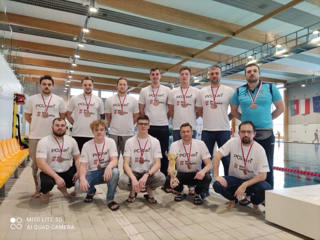Drużyna poznańskich piłkarzy wodnych z brązowymi medalami za zdobycie trzeciego miejsca w turnieju o Puchar Polski