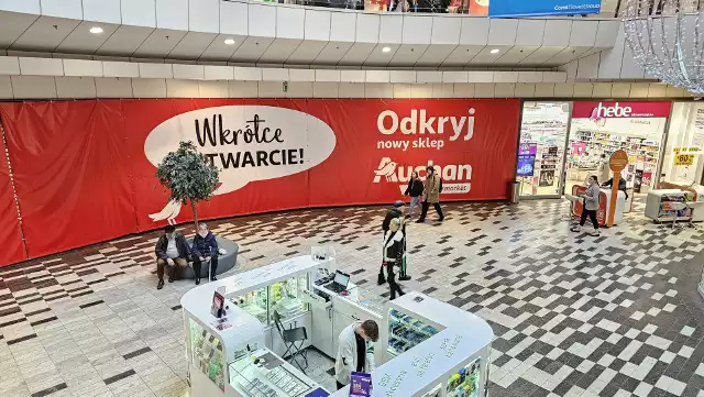 Wielu klientów czeka na otwarcie nowego sklepu Auchan w Galerii Korona w Kielcach.