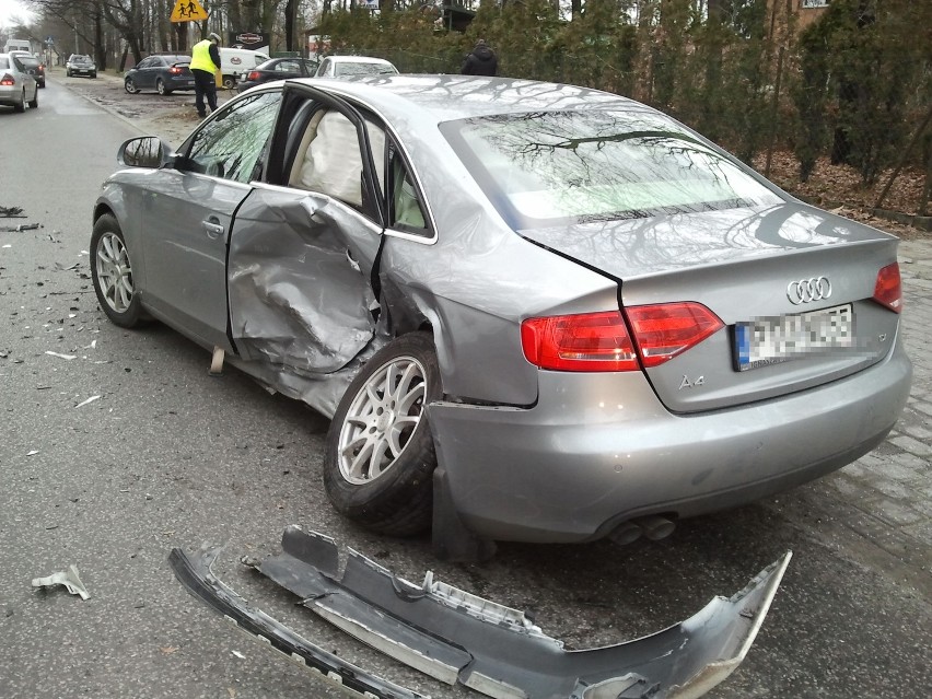 Wypadek pod salonem BMW przy Aleksandrowskiej. 3 osoby ranne [ZDJĘCIA+FILM]