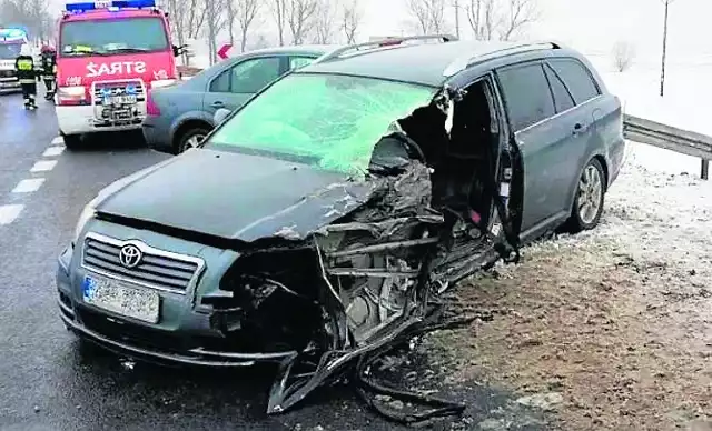 Kierowca toyoty, która zderzyła się w Winiarach z MAN-em, trafił do szpitala w poważnym stanie. Policja szuka świadków wypadku