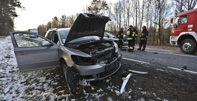 Do karambolu doszło we wtorek, 20 marca, na trasie z Zielonej Góry do Krosna Odrzańskiego. Zderzyły się cztery samochody. Na miejsce przyjechała, która ustala szczegóły zdarzenia.Do zdarzenia doszło na pasie prowadzącym do Zielonej Góry, na wysokości miejscowości Radomia. Zderzyły się dwa fordy s-max, skoda i ford mondeo. Przyczyną karambolu jest uderzenie w tył jednego z samochodów. Policjanci ustalają jeszcze, który z kierowców zawinił. Mocno rozbite są ford mondeo jeden z fordów s-max oraz skoda.Zielonogórscy strażacy zabezpieczyli miejsca karambolu. W autach jechały osoby dorosłe, dzieci i zwierzaki. Nikomu nic poważnego się nie stało. Na miejscu była również ekipa pogotowia ratunkowego. Jednym ze zwierzaków z rozbitego auta, kotem, zajęli się strażacy.Aktualizacja - godz. 17.40 Ze wstępnych ustaleń wynika, że kierowca forda s-max wyprzedził kierującego fordem mondeo. – Kierujący fordem mondeo po wykonaniu tego manewru uderzył w tył forda s-max – mówi podinsp. Małgorzata Barska z biura prasowego zielonogórskiej policji. Kolejny ford s-max uderzył w tył jadącego przed nim również forda s-max. To nie koniec. W forda uderzył jeszcze kierujący skodą.Policja będzie traktowała kraksę jako dwa zdarzenia. Kierujący skodą przyjął mandat jako sprawca. – Kierujący fordem mondeo odmawia przyjęcia mandatu – mówi podinsp. Barska.Około godziny 17.50 droga została odblokowana.Autor: Piotr JędzuraPOLECAMY ODCINKI "KRYMINALNEGO CZWARTKU":