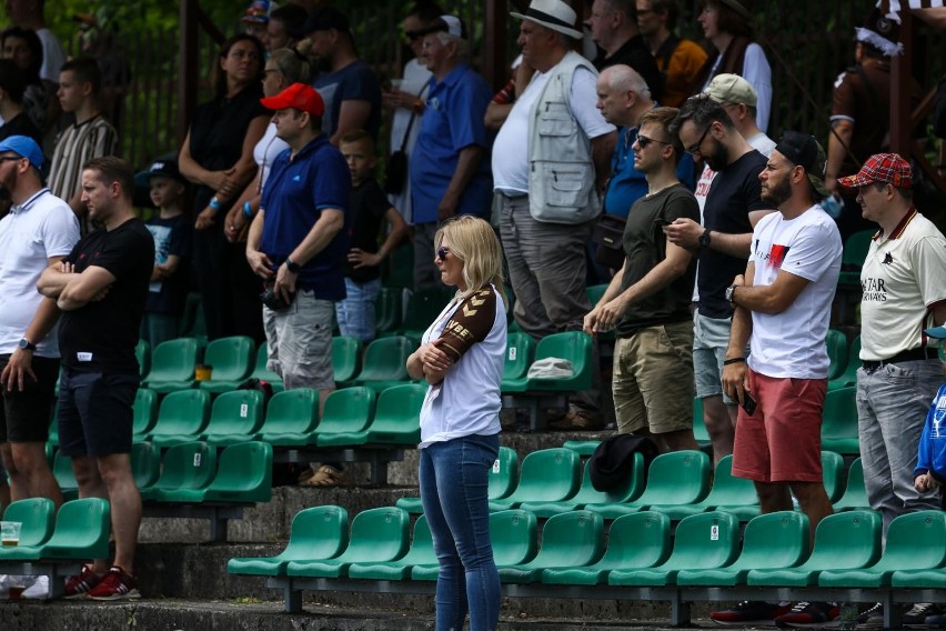 Kibice na meczu II ligi piłkarskiej Garbarnia Kraków - Skra...