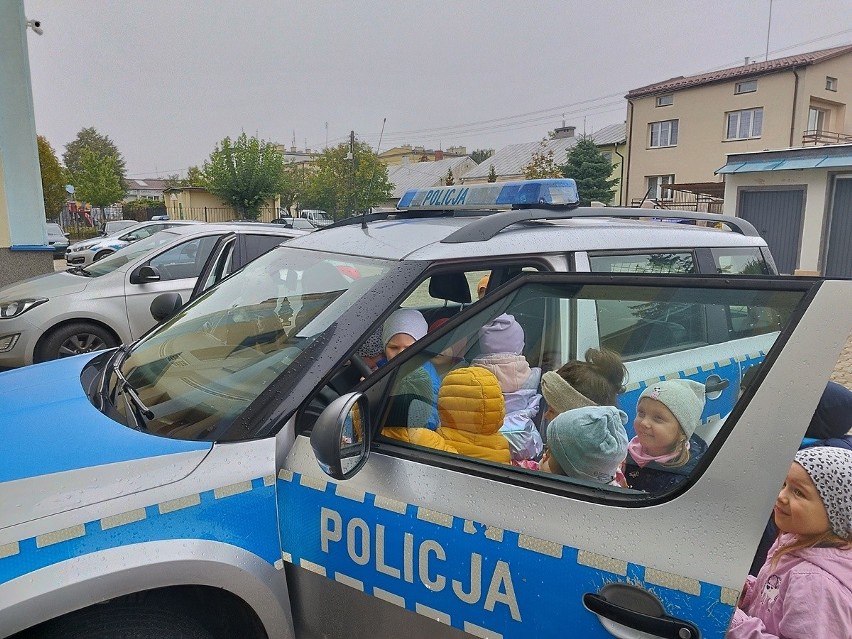 Przedszkolaki odwiedziły Komendę Policji w Białobrzegach. Policjanci pokazali im swoje miejsce pracy. Zobacz zdjęcia
