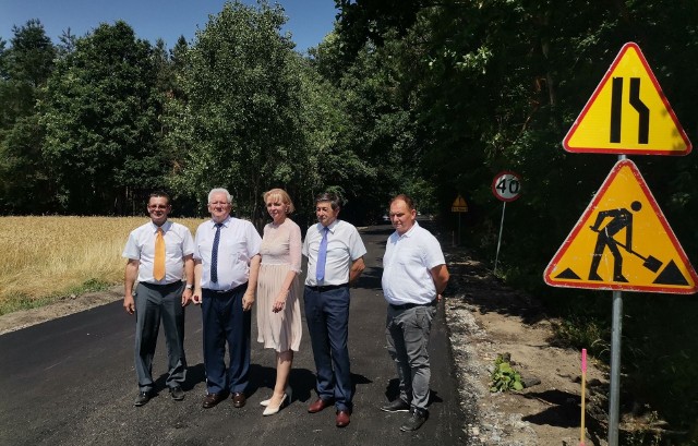 Robót na drodze doglądali od lewej: Tomasz Winsztal - Inspektor Nadzoru, Stefan Bernaciak - starosta zwoleński, Anna Kwiecień - poseł na Sejm RP, Waldemar Urbański - wicestarosta i Tomasz Mordziński - dyrektor PZD w Zwoleniu.