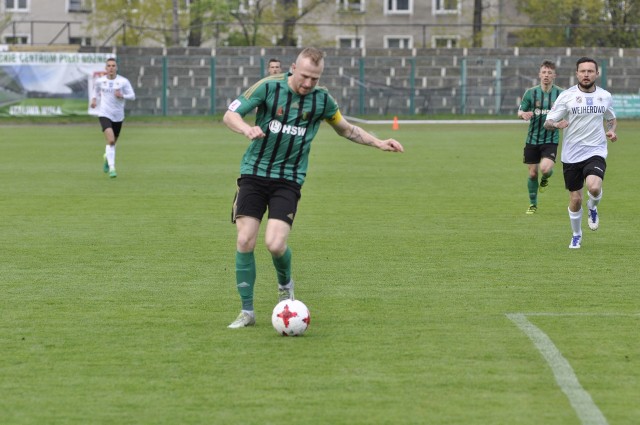 Kapitan Stali Stalowa Wola Adrian Gębalski (z piłką) w dwóch ostatnich meczach strzelił trzy gole.