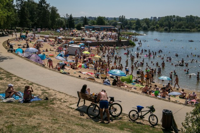 Zalew BagrySezon kąpielowy na Bagrach zaczyna się już 22 czerwca i potrwa do 1 września. Kąpielisko otwarte jest od godziny 10 do 18, a nad bezpieczeństwem szukających ochłody czuwać będą ratownicy. Wypad na Bagry to propozycja dla całej rodziny – dla potrzebujących relaksu rodziców, jak i szukających rozrywki dzieci. To nie tylko kąpielisko i plaża, lecz także doskonałe miejsce do grillowania (oczywiście tylko w wyznaczonych do tego strefach). Warto więc pojawić się tam tuż po otwarciu i spędzić cały dzień w rodzinnym gronie.