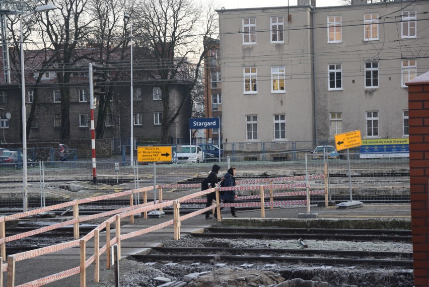 Przejście tymczasowe wyznaczono od ronda obok centrum...