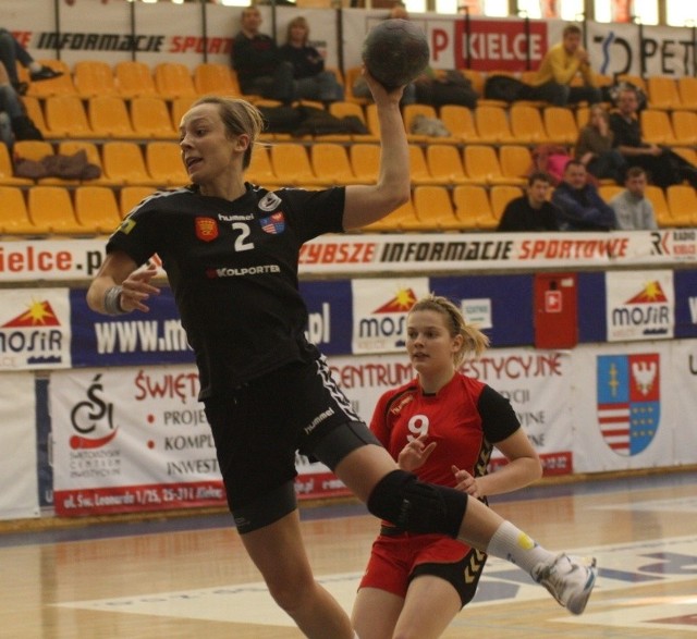 Katarzyna Grabarczyk z KSS (z piłką) była najskuteczniejszą zawodniczką turnieju, zdobyła 39 bramek.