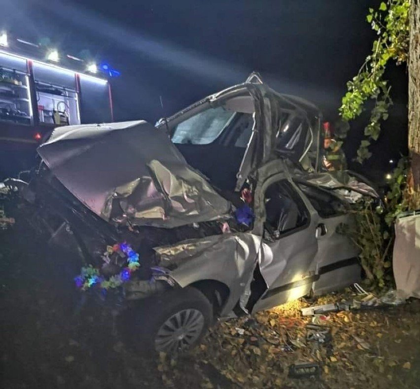 Poważny Wypadek Pod Pniewami. Kierowca Wypadł Autem Z Drogi I Roztrzaskał Się Na Drzewie [Zdjęcia] | Głos Wielkopolski