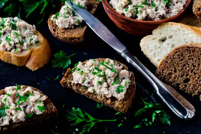 Szybka i prosta w wykonaniu pasta z tuńczyka i jajek to pomysł na zdrowe smarowidło na kanapki.