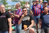 Tłum fanów w Bytomiu świętował awans Polonii do baraży o I ligę ZDJĘCIA KIBICE I MECZ