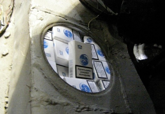 Papierosy ukryte były w podłodze i zbiorniku paliwa.