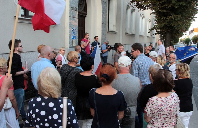 Późnym wieczorem we wtorek pod Sądem Rejonowym w Grudziądzu protestowało około 40 osób. Manifestujący nie godzą się na zmiany jakie forsuje Prawo i Sprawiedliwość względem Sądu Najwyższego. To najwyższa jak dotąd frekwencja osób, które protestowały w Grudziądzu w obronie wolnych sądów. Organizatorem zgromadzenia były lokalne struktury PO, Nowoczesnej i KOD-u.