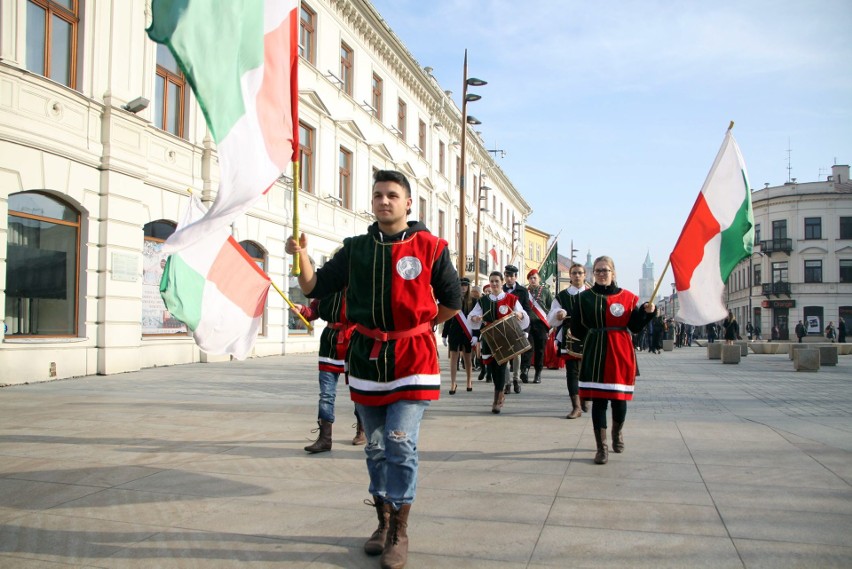 Uczniowie III LO zaśpiewali hymn pod pomnikiem Unii Lubelskiej (ZDJĘCIA)