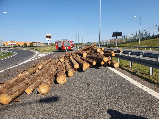 W poniedziałek 14.09.2020 około godz. 13:00 na obwodnicy Chojnic przyczepa ciężarówki przewożącej drewno przewróciła się i zgubiła ładunek