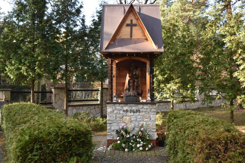Rzeźba Chrystusa przy kościele MB NP w Żarkach-Letnisku.
