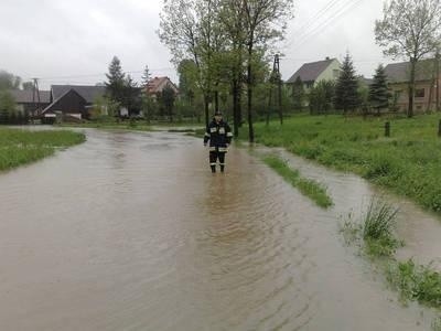 Tak wyglądało wczoraj wiele dróg gminnych w Woli Radziszowskiej Fot. Ewa Tyrpa