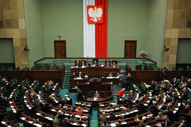 Posłowie żyją z pensji wypłacanej przez Kancelarię Sejmu,...
